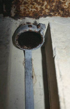 Erdung des Antennenf�hrungsrohres