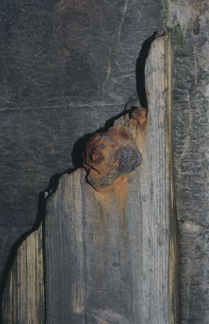 Scharnierbefestigung f�r behelfsm��iges Holztor