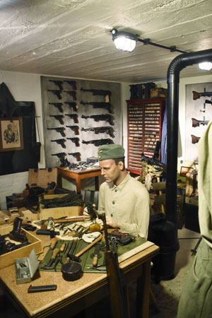 Der Waffen- und Ger�tewart bei der Arbeit