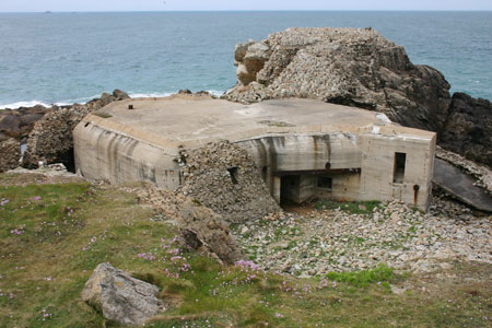 In Uferklippen eingepa�ter J�gerstand