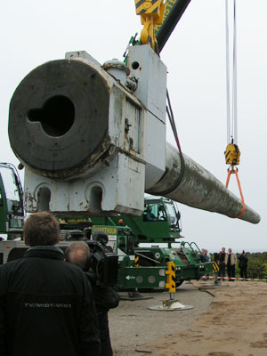 Ablegen des 38 cm Gesch�tzrohrs in Hanstholm