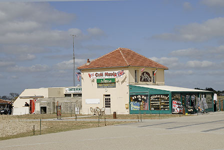 Man achte auf den VF-Unterstand links vom Ladengeschäft