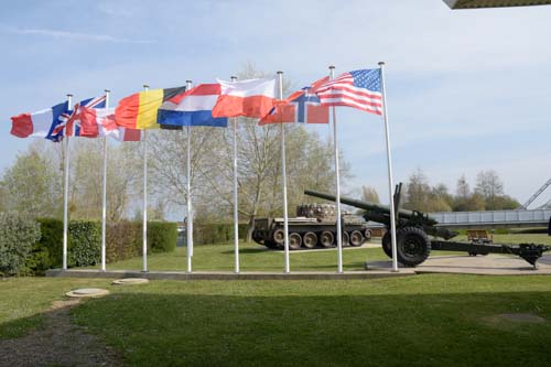 Außenexponate vom Mémorial Pegasus-Bridge