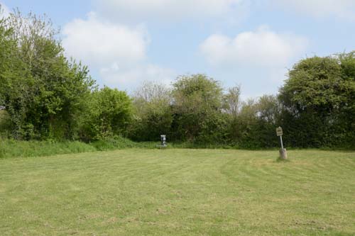 Ein ruhiger Stellplatz - mit Stromsäule. Wen's denn funktioniert.