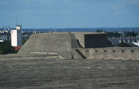 Das Dach des Werftbunkers mit Fla-Turm
