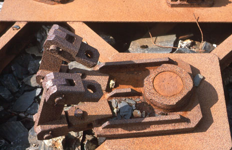 Drehzapfen mit Befestigungen für das Geschütz