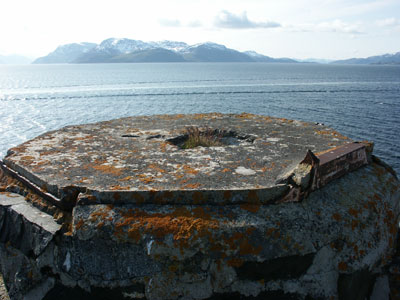 Store Korsnes - Sockel f�r Leuchtgesch�tz