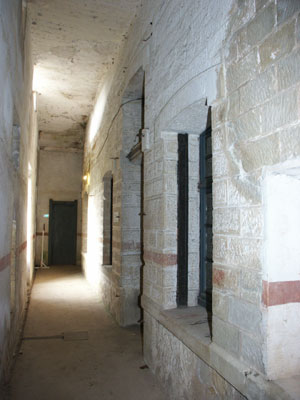 Gang hinter den Mannschaftsunterkünften