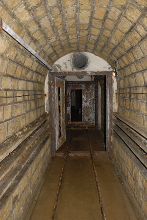 Zum Untergeschoß B4