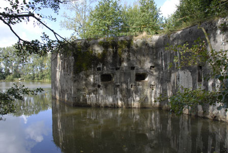 Vom nassen Graben gegen Nahkampfangriffe gesch�tzt